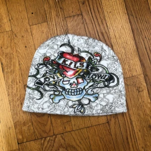 Ed Hardy beanie - Superfint skick, bara en liten fläck på insidan men den syns ju inte…
