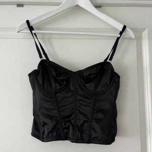 Korsett Urban Outfitters  - Svart korsett från Urban Outfitters! Den är i storlek m, men skulle säga att den passar från xs-m. Den har en dragkedja i ryggen så är lätt att ta på och av ⭐️🥰