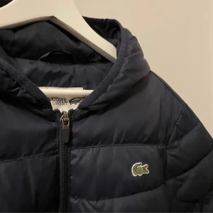 Lacoste jacka - Storlek M men passar S skick 10/10 som ny nypris: runt 2000kr mitt pris 900kr fastpris skriv gärna vid funderingar. Obs) vårjacka!