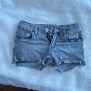  Gråa jeans shorts som är låga i midjan och i dom så står det inte någon storlek men jag skulle säga att dom är i storlek XXS💗 