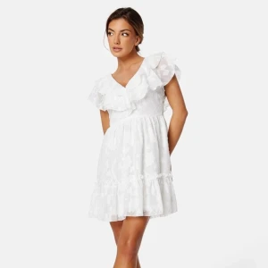 Vit vacker klänning ~ bubbleroom  - Jättevacker sommar/student/aftonsklänning som jag köpte från bubbleroom för 800kr men aldrig har använt, bara testad 1 gång🙌🏻  Pris kan diskuteras och jag kan skicka egen bild😙 