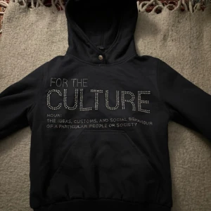 Real artistic people hoodie  - Den populära the culture hoodien💕 säljer då den aldrig används! Den sitter lite litet på mig som i vanliga fall har xs/s, så skulle säga att den är liten i storlek🩷hoodien är endast använd en gång💕💕