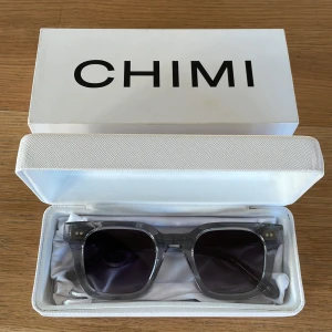 Chimi 04 grey - Säljer mina chimis 04 grey på grund av att de inte kommer till användning. De är använda ett fåtal gånger och är därför i ett väldigt bra skick. Glasögonpåse och putsduk medföljer bara att skriva om ni har några funderingar. 