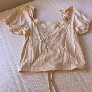 Crop top från noizy may -  Beige Crop topp Använd fåtal gånger Normal I storleken Nypris 149 kr Köpt från zalando