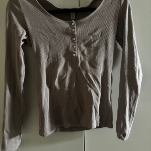 Tröja med knappar - Fin tröja med knappar från h&m Använd några ggr