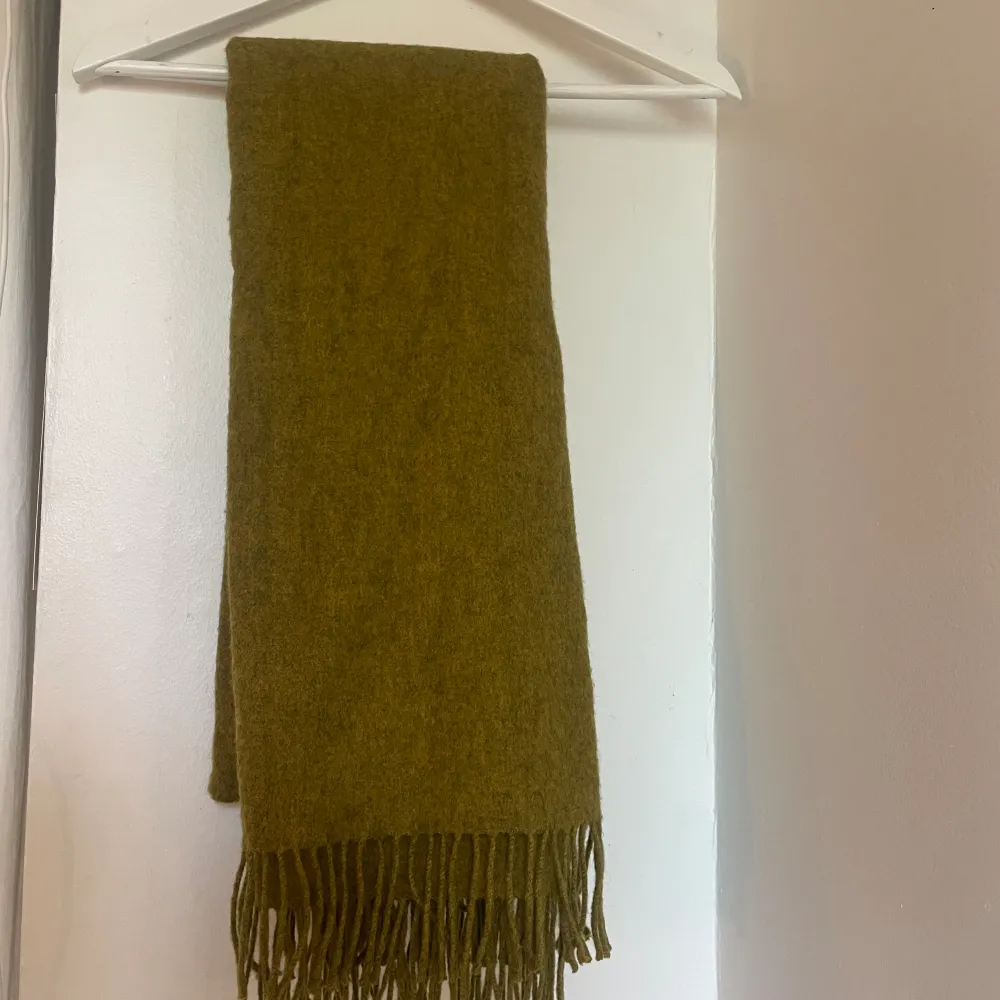 Olivgrön scarf/halsduk.  Otroligt mjuk, stor och mysig. Knappt använd.. Accessoarer.