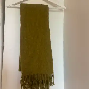 Olivgrön scarf/halsduk.  Otroligt mjuk, stor och mysig. Knappt använd.