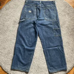 Baggy carpenter jeans från märket Wrangler. Benöppning 24cm. Bra skick! Om du har frågor eller vill ha fler bilder är det bara att skriva!