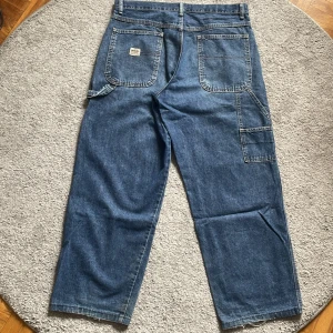 Baggy carpenter jeans - Baggy carpenter jeans från märket Wrangler. Benöppning 24cm. Bra skick! Om du har frågor eller vill ha fler bilder är det bara att skriva!