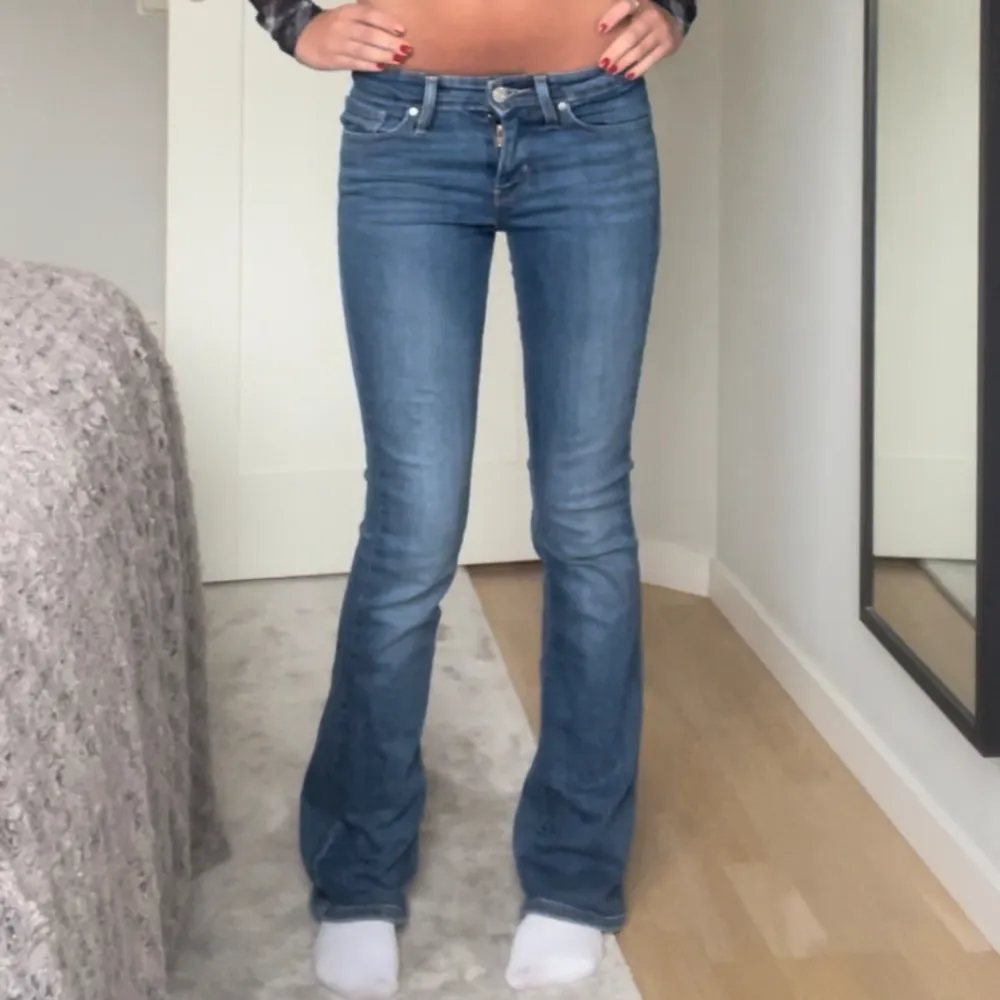 Suuuper snygga levis jeans med låg midja och bootcut💥💥💥innerbenslängden: 77 Midjemått tvärsöver: 32/33. Jeans & Byxor.