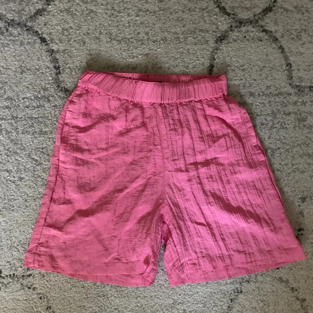 Lindex rosa tyg shorts med luftigt material. Oandvända och helt nya💕. Shorts.