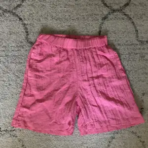 Lindex rosa tyg shorts med luftigt material. Oandvända och helt nya💕