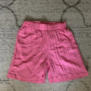 Lindes rosa tyg shorts  - Lindex rosa tyg shorts med luftigt material. Oandvända och helt nya💕