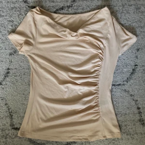 SHEIN topp beige färgad  - SHEIN topp peach/ljus orange eller beige färgad med ruched detalj i storlek S.Oandvänd och ganska så ny💕