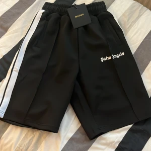 Palm angels shorts - Ny palm angels shorts. Säljer dessa för att de är lite för stora för mig. Passar S och M