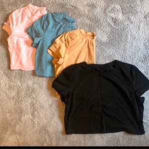 T-shirts  - 4 stycken helt Nya Croppade T-shirts säljes. Det står L på de men skulle säga att de är som storlek M  Priset är för alla 4 