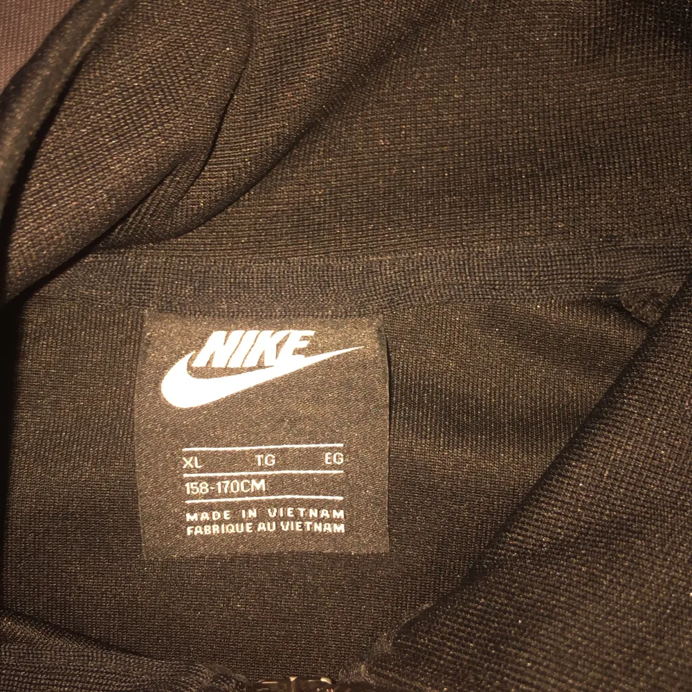 Nike kofta utmärkt skick knappt använd  Nypris:1000kr. Tröjor & Koftor.