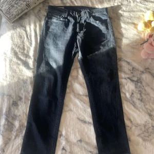 Levi's Jeans - Säljer mina mörkblåa Levis 511. Knappt använda och de har inga deffekter alls. Storlek 33 i midjan men modellen är slim. Köptes på hemsidan för 1 399.  