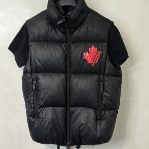 Dsquared2 Väst  - Använd Äkta DSQUARED2 väst. Den är original och väldigt snygg enda grejen är att den har 2 stycken mini hål som inte riktigt syns men finns bild med skulle säga 8/10 pga detta. Säljs även för ett rimligt pris utav 350kr.  Storleken är S-M.