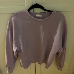 Lila sweatshirt  - En väldigt skön lila sweatshirt i storlek S från Gina Tricot 