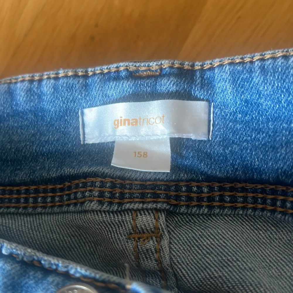 Denna vara har använts och några defekter förekommer. Den är dock fin i passform och är trendig bland unga 🫧 Ordinarie pris: 349kr . Jeans & Byxor.