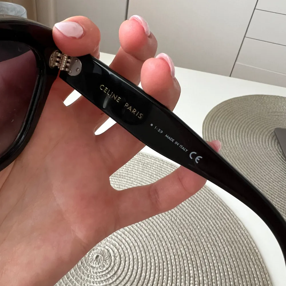 Säljer dessa Celine solglasögon i strl ”Oversized S002” i svart. Har dessvärre inte kvar fodral eller kvitto, därav pris. Köpta för 4300 kr. Accessoarer.