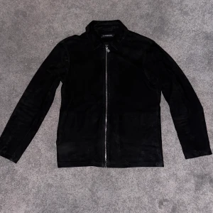 J.Lindeberg mocka jacka overshirt - J Lindeberg Mocka overshirt Storlek S  Nyskick, tags och kvitto finns. Priset kan diskuteras, enbart med seriösa köpare.  Äkta mockaläder!   Nypris: 5200kr   Kan hämtas upp i centrala Göteborg, Fri frakt!  Hör av dig vid fler frågor !