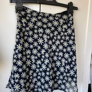  Fin blommig kjol från H&M, använd ett par gånger men inga deffekter 