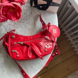 Röd väska från Steve madden - Röd väska från Steve Madde, kommer inte till andvändning, bra skick bara andvänts en gång💘original pris 1115kr, slutsåld så går ej att få tag i💋