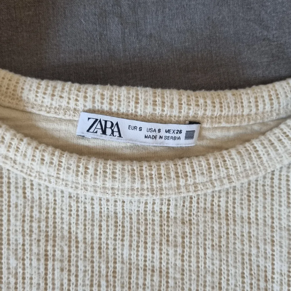 Fin tröja från Zara i beige (Säljes pga den kommer ej till användning längre). Tröjor & Koftor.