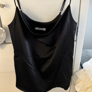 Svart satinlinne ifrån NAKD - Storlek: S 