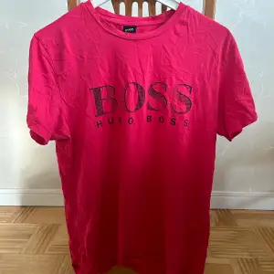 Hugo boss t-shirt, i storlek L, knappt använd.