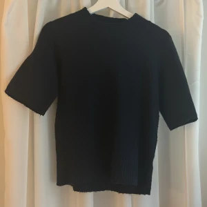 marinblå stickad t-shirt - jättefin marinblå stickad t-shirt från missäy använd max 4 ggr. bra kvalite och har inga noppror 