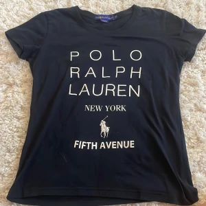 Ralph Lauren t-shirt - Jätte snygg t-shirt och bra material, jag rekommenderar den stort då ja har en till likadan i en större storlek som jag själv använder 