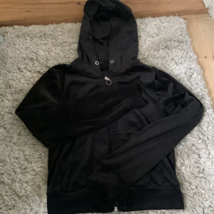 Tjocktröja med dragkedja  - Hej jag säljer denna långärmade tjocktröjan med dragkedja från ginatricot i st xs används ett fåtal gnr sitter perfket på och väldigt mysig och len 😻👌🏻