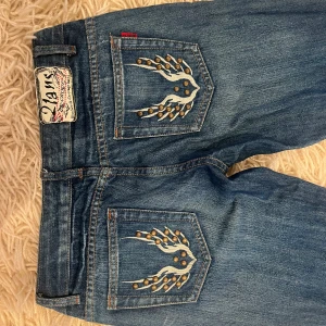  Mörkblå låg midja Jeans -  Mörkblå låg midja det jeans köpt från Plick passade inte mig skulle passa om man var kortare än 170 cm men annars är de jättesnygga de ser inte flare ut men de är det. Jag är 174 cm. Pris kan diskuteras.  80 cm I Inrebenlängden 