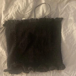 Tub topp - Svart bandeu topp/tub topp, ”räfflad”, sällan använd! Passar XS men kan också passa S!