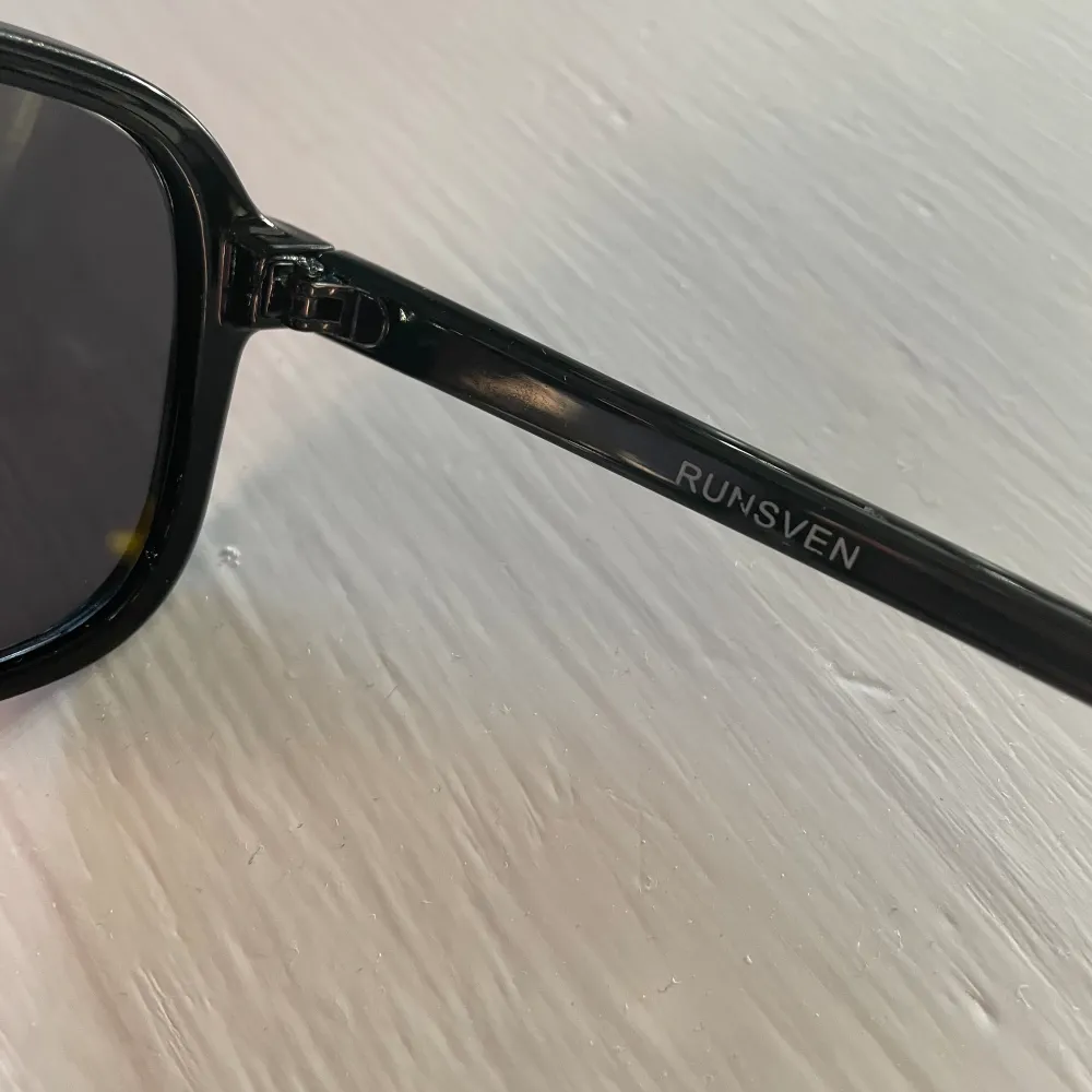 Säljer dessa sjukt snygga solbrillor. Dom är i ett väldigt bra skick. Perfekta nu inför sommaren.. Övrigt.