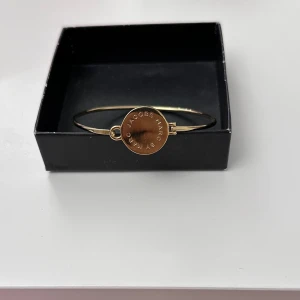 Armband från Marc by Marc Jacobs - Guldarmband från Marc by Marc Jacobs som är oanvänt!! Har dock inte kvar originalförpackningen!