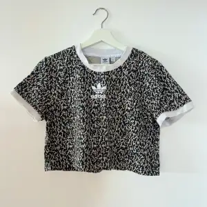 Croppad T-shirt från Adidas i leopardmönster 🖤 Nypris: 899 kr, Mitt pris: 199 kr