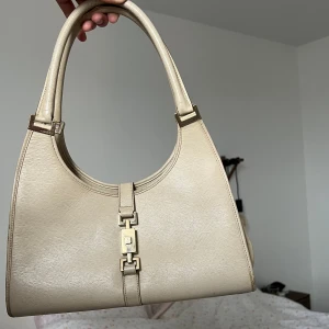 Gucci - säljer min fina beiga vintage gucci. Har tyvärr inget kvitto men köpt på Vestiarie och genomgått ”äkthetskontroll”, får även med dustbag💓 Väldigt bra skick förutom lite smutsig i, pga smink😩