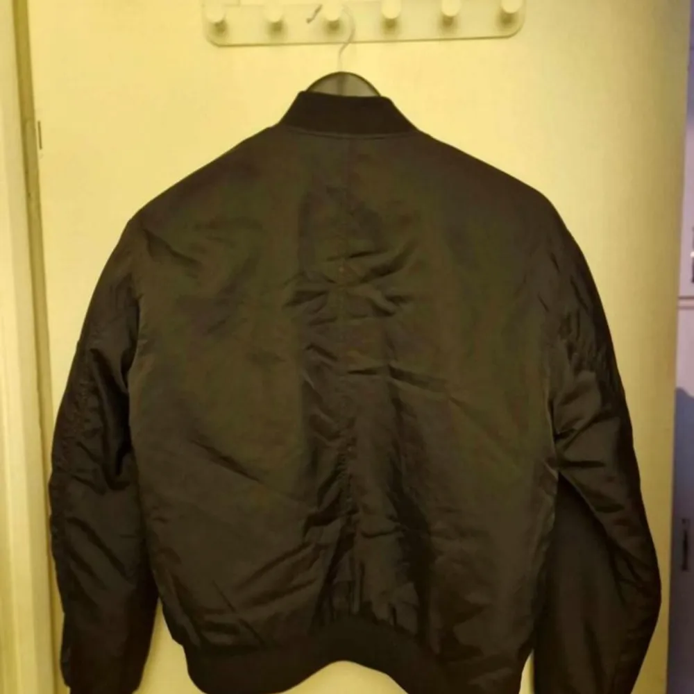 Klassisk bomber jacket från junkyard, använd ett fåtal gånger men är i stort sett som ny! Storlek S. . Jackor.
