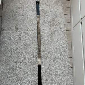 Nit bälte  - Säljer detta nitbälte, alla bitar är kvar. Det är ganska långt. 