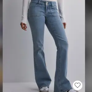 Ursnygga low waist bootcut jeans, materialet är stretchigt. Endast använda ca 2 gånger därav super bra skick😍🌺 köpta för 699kr säljer för 405kr! Använd köp nu (har inga privata bilder)