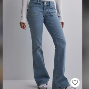 Low waist bootcut jeans  - Ursnygga low waist bootcut jeans, materialet är stretchigt. Endast använda ca 2 gånger därav super bra skick😍🌺 köpta för 699kr säljer för 405kr! Använd köp nu (har inga privata bilder)
