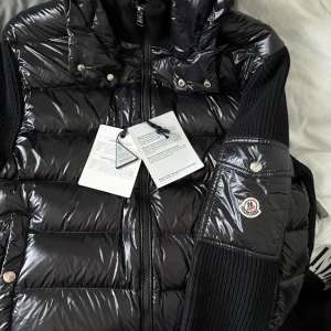 Moncler cardigan  - Säljer nu min väldigt fina moncler cardigan jacka. Den är i ny skick har knappas använt den enbart ett par enstaka gången. Skick 10/10😄. Det står L men den passar också M då jag har m på alla mina kläder.