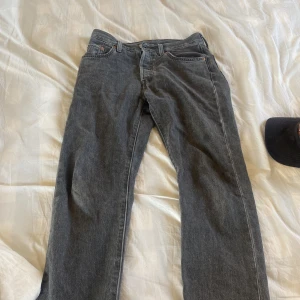 Levis 501 - Hej ! Säljer mina gråa Levis 501 eftersom de är lite för små och kommer inte till användning något mer. De är i väldigt bra skick och passar perfekt inför sommaren. Storleken är typ 152-158, nypris 1000 kr mitt pris endast 99  kr!!