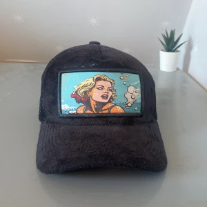 Revenite keps - Hej! Säljer min revenite keps. Den används inte lika mycket eftersom jag inte är en keps person men är riktigt fet ! Kepsen är justerbar satt den kan passa olika storlekar  Den har använts fåtal gånger och är perfekt inför sommaren !