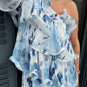 LOJSANxnakd klänning - helt ny klänning med prislapp kvar, storlek 36! HELT SLUTSÅLD!