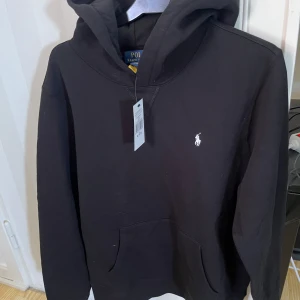 Polo Ralph Lauren Hoodie - Nypris 1700. Helt oanvänd, taggen kvar. Storlek XL men passar L